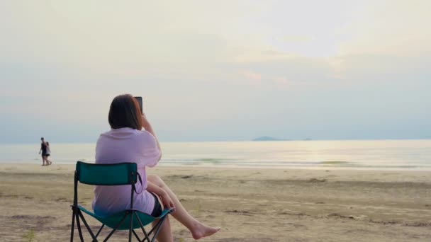 Vdo Arka Tarafta Tek Başına Yaşayan Asyalı Kadın Rahatla Plaj — Stok video