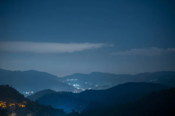 Gece Gökyüzü Şehir Merkezinden Gelen Işık Ile Dağ Manzarası — Stok fotoğraf