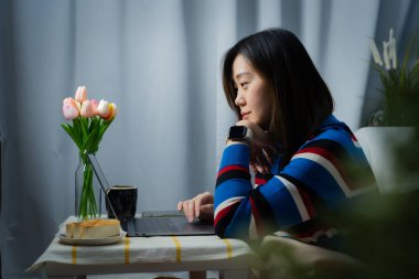 covid-19 evre karantinası sırasında kullanım katmanı ve çevrimiçi teknoloji ile Asyalıların işi