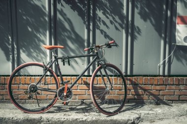 Klasik şehir sokağındaki eski bisiklet parkı