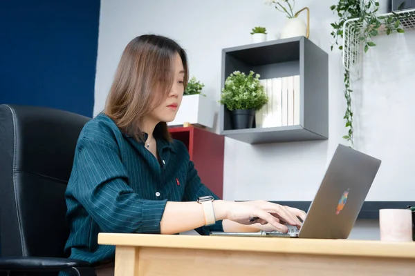 Asian Woman Use Laptop Working Her Business Home — Stock Photo, Image