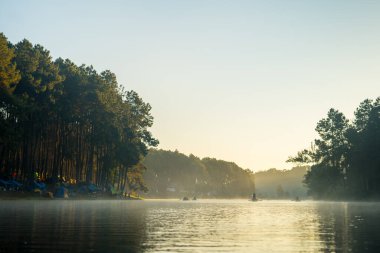 Sonbahar mevsiminde sabah sisli manzara gölü