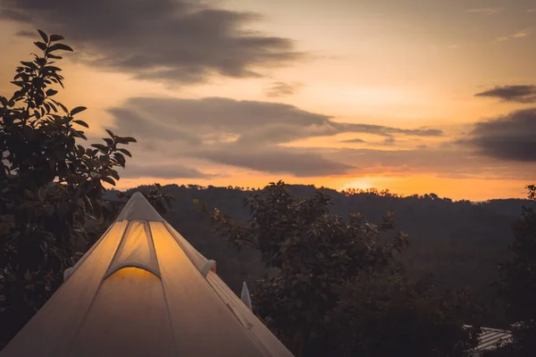山にテントを張って朝のご来光 — ストック写真