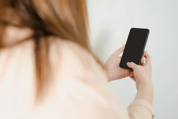 Rtibatsız Konsept Çevrimiçi Satıcı Kadın Telefon Uygulaması Kullanarak Işini Evden — Stok fotoğraf