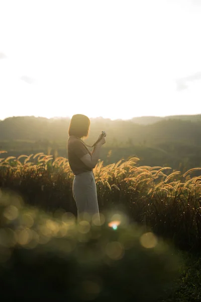 Solo Kobieta Podróży Zrobić Zdjęcie Zwiedzanie Wschód Słońca Górze Tajlandii — Zdjęcie stockowe