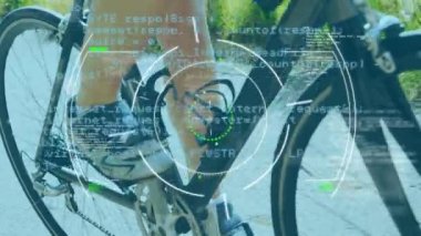Dürbünlerle dijital arayüzün animasyonu taraması ve kadınların egzersiz yapması, bisiklete binmesi üzerine veri işlemesi. Dijital olarak oluşturulan küresel bilgisayar ağı teknolojisi kavramı.
