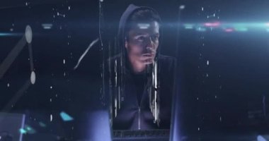 Bilgisayar kullanarak veri işleme ve erkek hacker ile dijital arayüzün animasyonu. Dijital olarak oluşturulan küresel bilgisayar ağı teknolojisi kavramı.