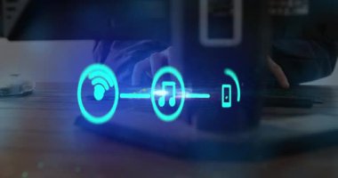 Bilgisayarı kullanan insan üzerindeki simgelerle ve veri işlemcileriyle dijital arayüzün animasyonu. Dijital olarak oluşturulan küresel bilgisayar ağı teknolojisi kavramı.