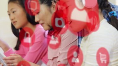 Elektronik cihazlar kullanan meslektaşların üzerindeki simgelerle dijital arayüzün animasyonu. Dijital olarak oluşturulan küresel bilgisayar ağı teknolojisi kavramı.