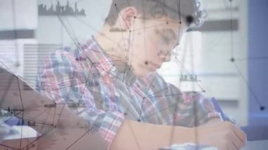 Okulda öğrencilerin yazı yazması ve konsantre olması üzerine bağlantı ağının animasyonu. Dijital olarak oluşturulan küresel ağ teknolojisi kavramı.