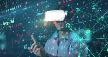VR kulaklık takan bir adamın, ikonlar, bağlantılar ve siber saldırı uyarılarıyla dijital arayüzün animasyonu. Dijital olarak oluşturulan küresel bilgisayar ağı teknolojisi kavramı.