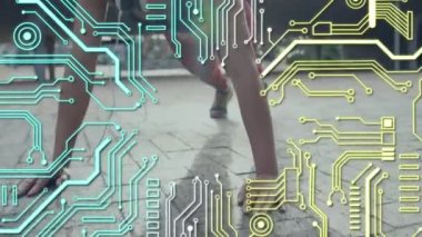 Dijital arayüz ile devre kartı veri işlemesinin animasyonu. Egzersiz yapan, şınav çeken bir kadın. Dijital olarak oluşturulan küresel bilgisayar ağı teknolojisi kavramı.