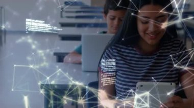 Okuldaki dizüstü bilgisayarları kullanarak okul çocukları üzerinden bağlantı ve veri işleme ağının animasyonu. Küresel bilim öğrenme eğitim kavramı dijital olarak oluşturulmuş görüntü.