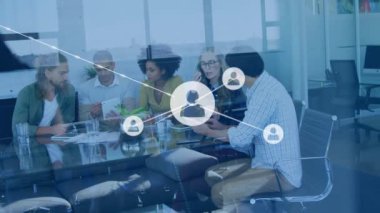 Elektronik cihazlar kullanılarak toplanan meslektaşlar üzerinden simgelerle ve bağlantı ağlarıyla dijital arayüzün animasyonu. Dijital olarak oluşturulan küresel bilgisayar ağı teknolojisi kavramı.