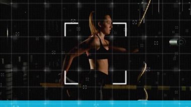 Spor salonunda egzersiz yapan, bacaklarını esneten bir kadın için kapsam ve veri işleme ile dijital arayüzün animasyonu. Dijital olarak oluşturulan küresel bilgisayar ağı teknolojisi kavramı.
