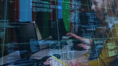 Okulda bilgisayar kullanan okul çocukları üzerinde veri işleme animasyonu. Küresel bilim öğrenme eğitim kavramı dijital olarak oluşturulmuş görüntü.