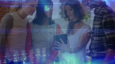 Dijital tablet kullanılarak meslektaşları üzerinden veri işleme ile dijital arayüzün animasyonu. Dijital olarak oluşturulan küresel bilgisayar ağı teknolojisi kavramı.