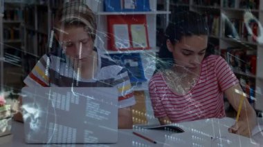 Diz üstü bilgisayar kullanan ve okul kütüphanesinde notlar alan öğrenci ve kız öğrencilerin veri işleme animasyonları. Küresel bilim öğrenme eğitim kavramı dijital olarak oluşturulmuş görüntü.