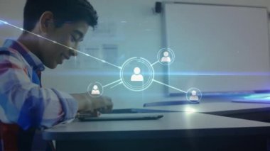 Okuldaki dersler sırasında dijital tablet kullanan okul çocuğu üzerindeki simgelerle bağlantı ağının animasyonu. Küresel bilim öğrenme eğitim kavramı dijital olarak oluşturulmuş görüntü.