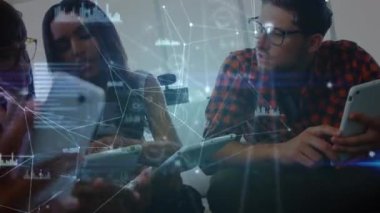 Elektronik cihazlar kullanan meslektaşlar üzerinden dijital bağlantı ağının animasyonu. Dijital olarak oluşturulan küresel bilgisayar ağı teknolojisi kavramı.