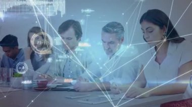 Elektronik cihazlar kullanan meslektaşlar üzerinden dijital bağlantı ağının animasyonu. Dijital olarak oluşturulan küresel bilgisayar ağı teknolojisi kavramı.