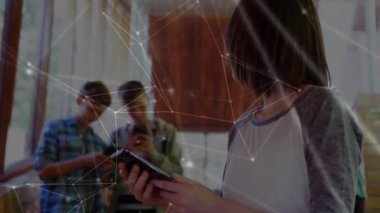Okuldaki akıllı telefonları kullanarak liseli kız üzerinden bağlantı ağının animasyonu. Küresel sosyal medya okulu öğrenme eğitim kavramı dijital olarak oluşturulmuş görüntü.