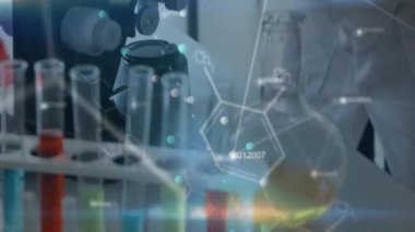 DNA iplikçiklerinin animasyonu, laboratuarda mikroskop kullanan kız öğrenci üzerinde bilimsel veri işlemesi. Küresel bilim öğrenme eğitim kavramı dijital olarak oluşturulmuş görüntü.