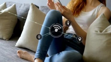 Akıllı telefon kullanan kadın üzerinde simgeler, bağlantılar ve veri işleme ağlarıyla dijital arayüzün animasyonu. Dijital olarak oluşturulan küresel bilgisayar ağı teknolojisi kavramı.