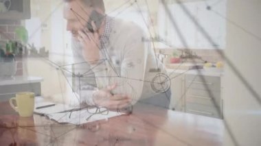 Akıllı telefondan konuşan adam üzerinden bağlantı ağıyla dijital arayüzün animasyonu. Dijital olarak oluşturulan küresel bilgisayar ağı teknolojisi kavramı.