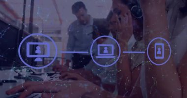 Bilgisayar kullanan telefon kulaklığı olan meslektaşları üzerinden bağlantı ağı ve simgelerle dijital arayüzün animasyonu. Dijital olarak oluşturulan küresel bilgisayar ağı teknolojisi kavramı.