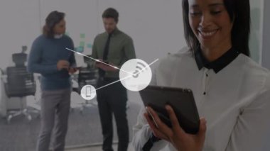 İkonlarla dijital arayüzün animasyonu ve dijital tablet kullanılarak iş yerindeki kadın üzerindeki bağlantı ağı. Dijital olarak oluşturulan küresel bilgisayar ağı teknolojisi kavramı.