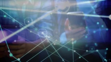 Okuldaki akıllı telefonları kullanarak okul çocukları arasındaki bağlantı ağının animasyonu. Küresel sosyal medya öğrenme eğitim kavramı dijital olarak oluşturulmuş görüntü.