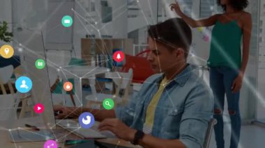 Elektronik cihazlar kullanan meslektaşlar üzerinden ikonlarla bağlantı ağı ile dijital arayüzün animasyonu. Dijital olarak oluşturulan küresel bilgisayar ağı teknolojisi kavramı.