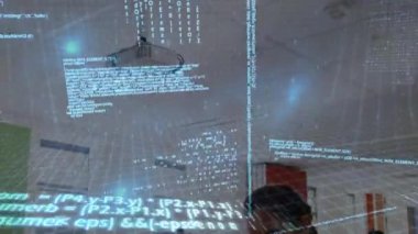 Okulda dijital tablet kullanan gülümseyen kız öğrencinin parlak veri işleme animasyonu. Küresel bilim öğrenme eğitim kavramı dijital olarak oluşturulmuş görüntü.