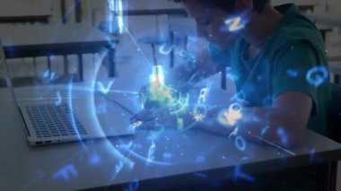 Okulda masa başında oturup yazı yazan okul çocuğunun üzerinde veri işleme olan bir dünya animasyonu. Küresel bilim öğrenme eğitim kavramı dijital olarak oluşturulmuş görüntü.