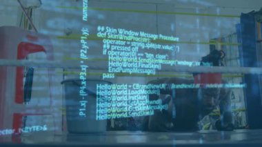 Dürbünle dijital arayüzün animasyonu ve boks ringinde şınav çeken adamın veri işlemesi. Dijital olarak oluşturulan küresel bilgisayar ağı teknolojisi kavramı.