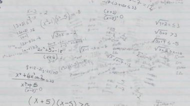 Beyaz zemin üzerinde hareket eden çoklu el yazısıyla yazılmış matematiksel denklemlerin animasyonu. Küresel bilim öğrenme eğitim kavramı dijital olarak oluşturulmuş görüntü.