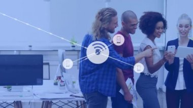 Elektronik cihazlar kullanan bir grup meslektaşın üzerinde simgelerle ve bağlantı ağıyla dijital arayüzün animasyonu. Dijital olarak oluşturulan küresel bilgisayar ağı teknolojisi kavramı.