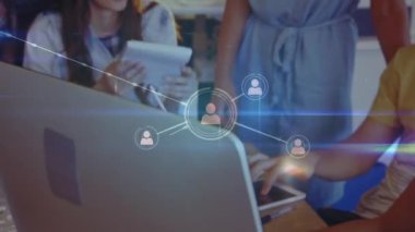 Elektronik cihazlar kullanan insanların iletişim ağı ve simgeleriyle dijital arayüzün animasyonu. Dijital olarak oluşturulan küresel bilgisayar ağı teknolojisi kavramı.