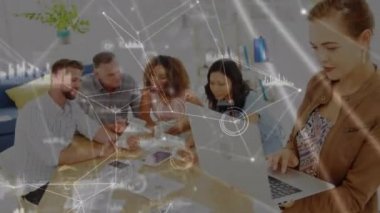 Elektronik cihazlar kullanan meslektaşlar üzerinden dijital bağlantı ağının animasyonu. Dijital olarak oluşturulan küresel bilgisayar ağı teknolojisi kavramı.