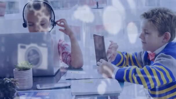 Анімація Цифрового Інтерфейсу Піктограмами Над Дітьми Допомогою Електронних Пристроїв Глобальна — стокове відео