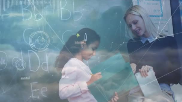 Анімація Мережі Язків Між Вчителькою Школяркою Які Роблять Нотатки Клавішній — стокове відео