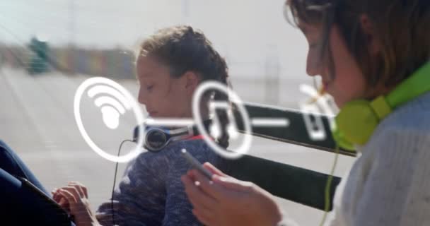 아이들이 장치를 아이콘을 사용하는 디지털 인터페이스 애니메이션 글로벌 컴퓨터 네트워크 — 비디오