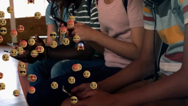 Animación Múltiples Iconos Emoji Redes Sociales Sobre Estudiantes Que Usan — Vídeos de Stock