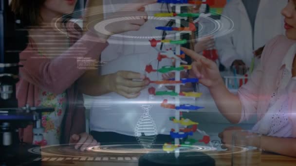 Animation Des Spinnens Von Dna Strängen Wissenschaftliche Datenverarbeitung Über Schulkinder — Stockvideo