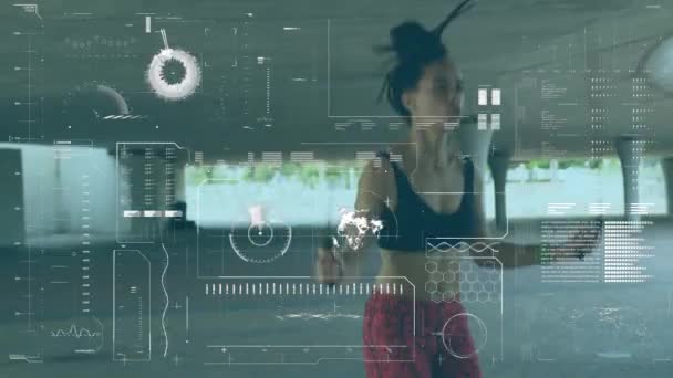 Анимация Цифрового Интерфейса Прицелами Сканирования Обработки Данных Над Упражнениями Женщины — стоковое видео
