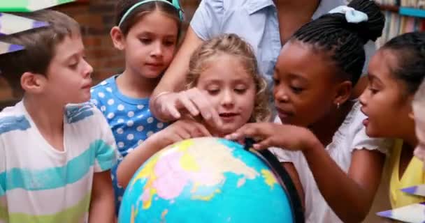 Animación Lápices Colores Sobre Las Maestras Los Escolares Que Usan — Vídeo de stock