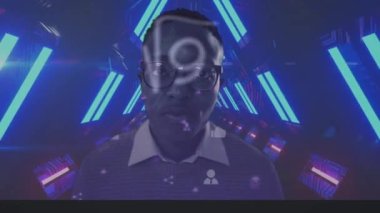 Parlayan neon ışık tüneli ile insan portresi ile matematiksel denklemlerin dijital arayüzün animasyonu. Dijital olarak oluşturulan küresel bilgisayar ağı teknolojisi kavramı.