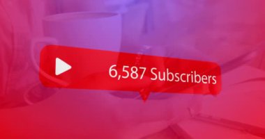 Dijital arayüz abonelerinin animasyonu akıllı telefon kullanan bir kadının üzerindeki kırmızı konuşma baloncuğunda artan rakamlar içeren metin. Dijital olarak oluşturulan küresel sosyal medya ağı.