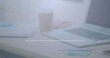 Dijital arayüz animasyonu, beyaz konuşma balonunda yükselen rakamlarla birlikte dizüstü bilgisayarın ve masadaki akıllı telefonun animasyonunu destekliyor. Dijital olarak oluşturulan küresel sosyal medya ağı.